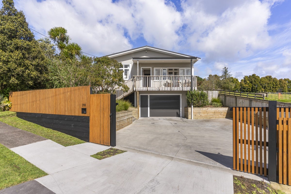 298 Glengarry Road, Glen Eden, Auckland - Carousel 1