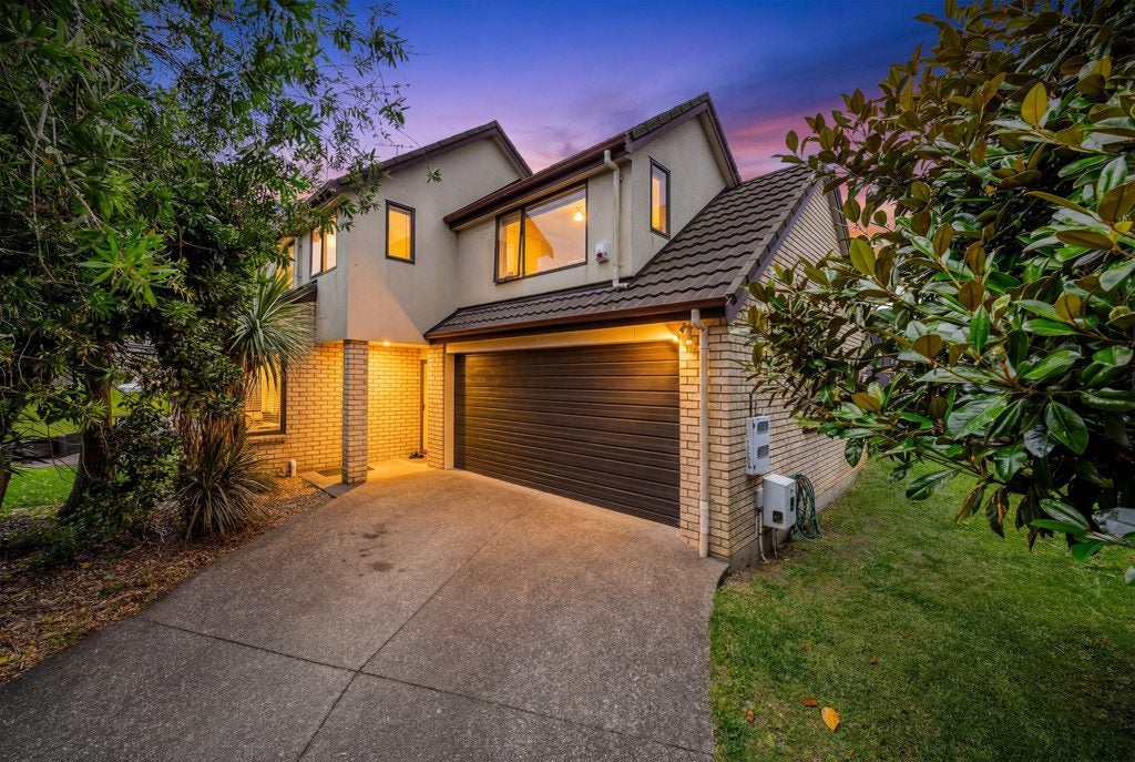31D Chieftain Rise, Goodwood Heights, Auckland - Carousel 1