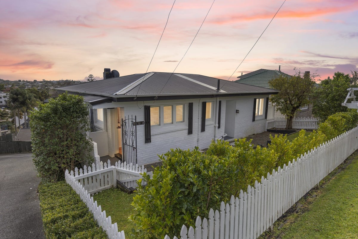 1/4 View Road, Shelly Park, Auckland - Carousel 1