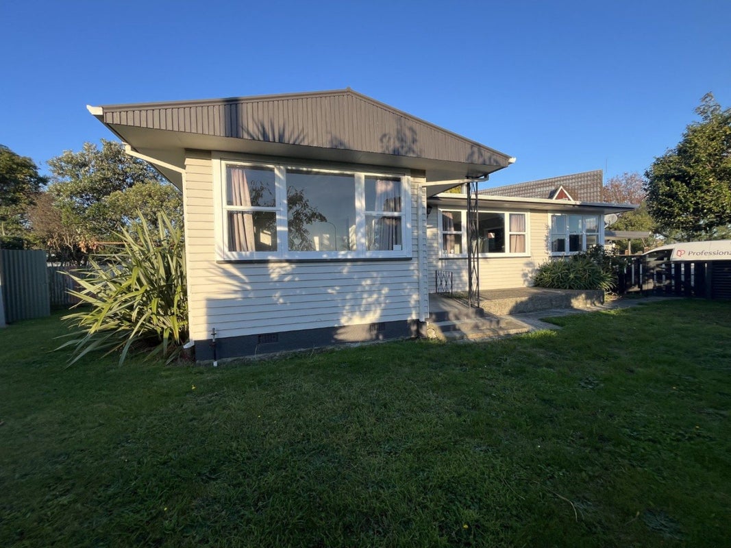 1 Dampier Avenue, Awapuni, Palmerston North - Carousel 1