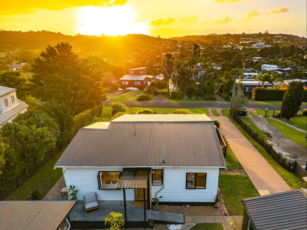 32 Kiwi Street, Oneroa, Waiheke Island - Carousel 1