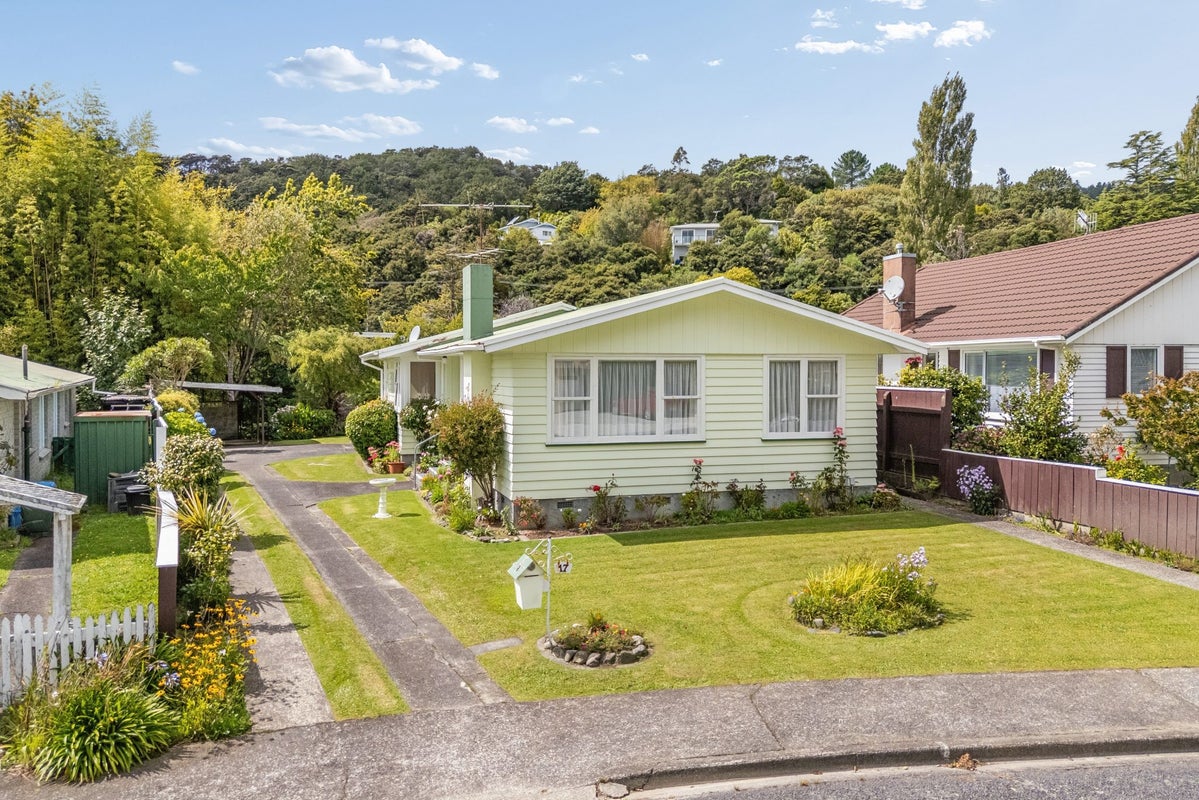 17 Deller Grove, Silverstream, Upper Hutt - Carousel 1