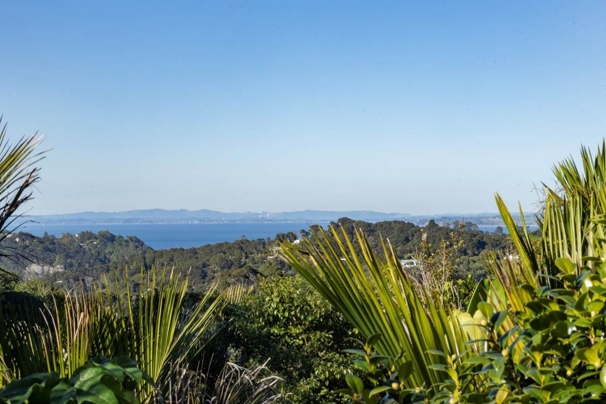 7 Ngaio Road, Titirangi, Auckland - Carousel 2