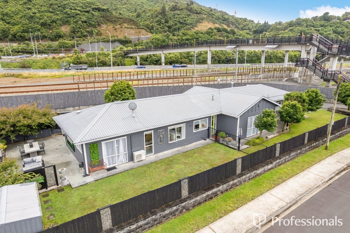10 Cottle Heath Close, Manor Park, Lower Hutt - Carousel 1