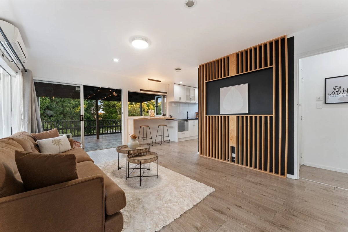 2/20 Celeste Place, Totara Vale, Auckland - Carousel 2