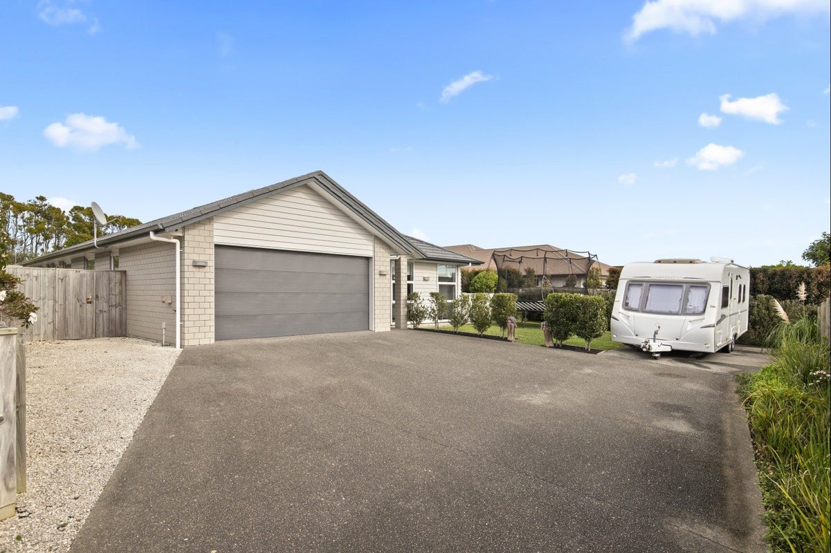 15 Lydiard Place, Beachlands, Auckland - Carousel 1