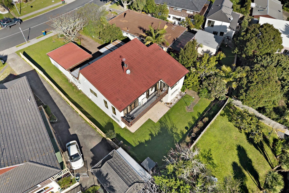 10 Oaktree Avenue, Browns Bay, Auckland - Carousel 1