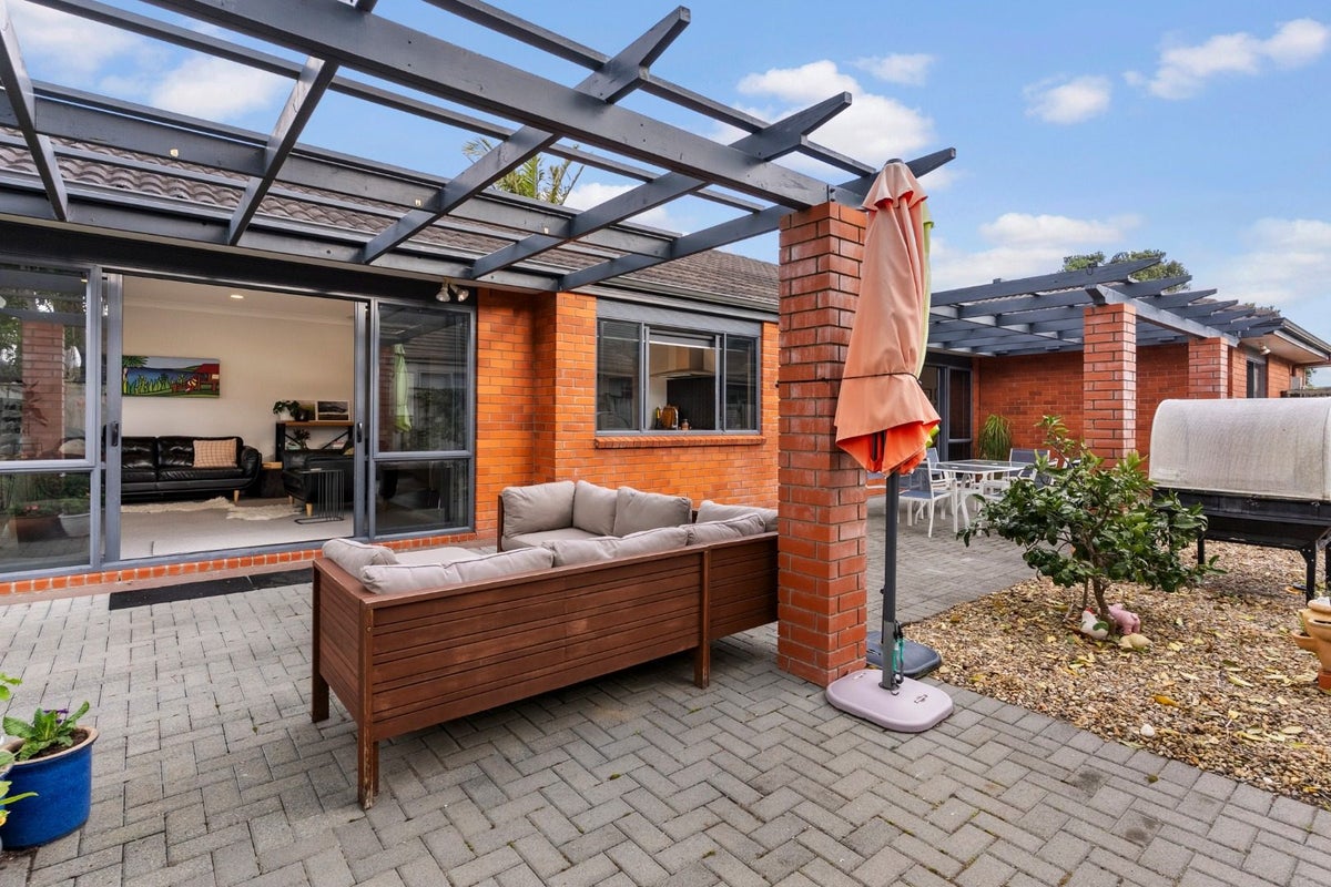 38 Stranraer Crescent, Wattle Downs, Manukau City, Auckland - Carousel 2