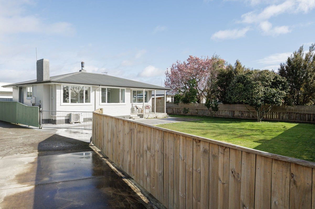 235 Warwick Road, Mayfair, Hastings - Carousel 1