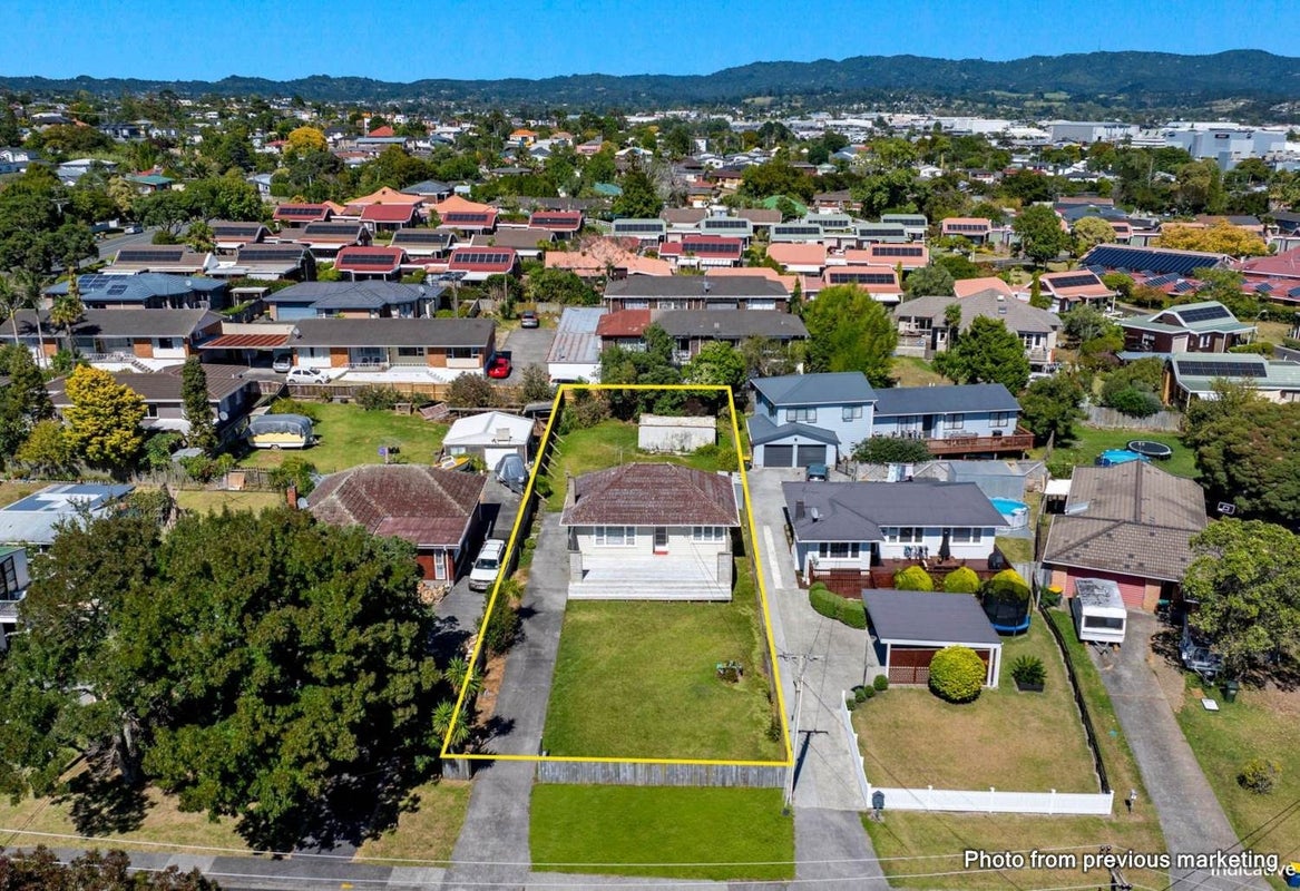 4 Duncan Avenue, Te Atatu South, Auckland - Carousel 1