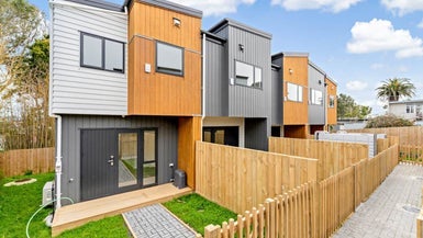 2/300 Great North Road, Henderson, Auckland - Carousel 1