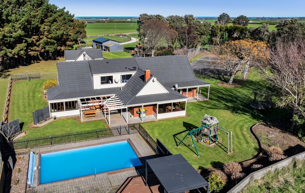 1306 Normanby Road, Hawera - Carousel 1