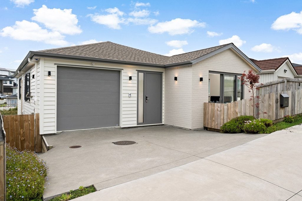 6 Baumea Rise, Massey, Auckland - Carousel 1