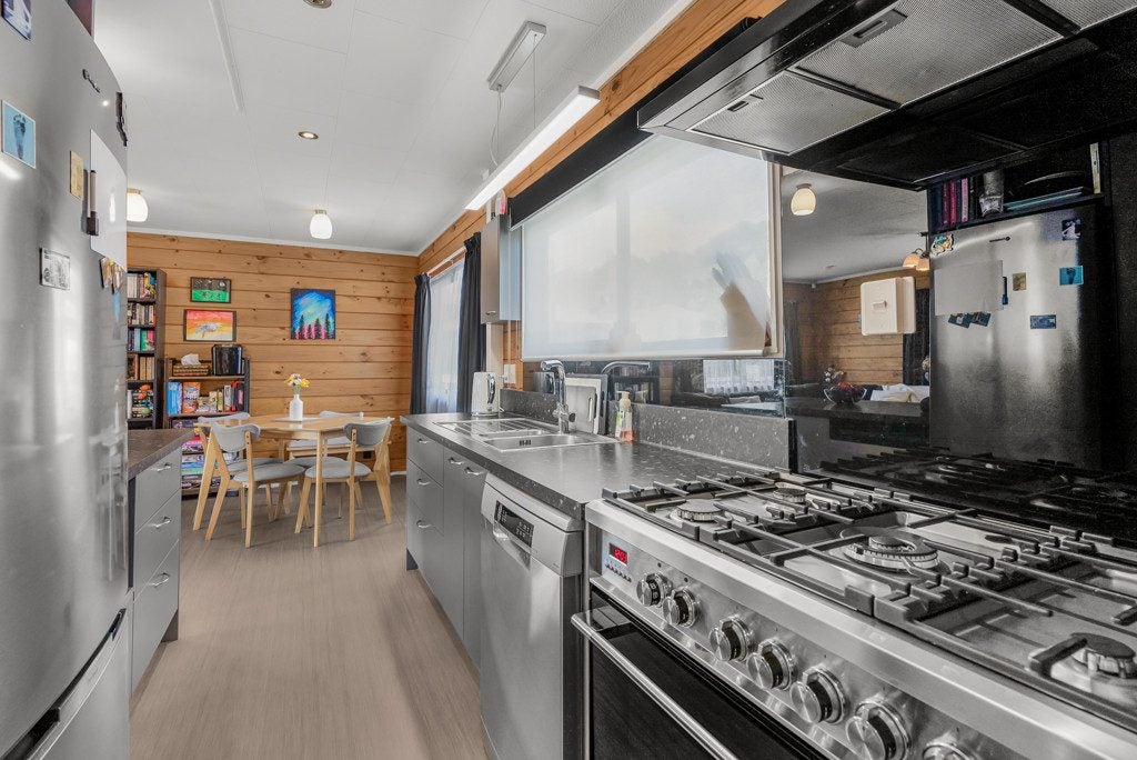 6 Garnet Grove, Birchville, Upper Hutt - Carousel 2