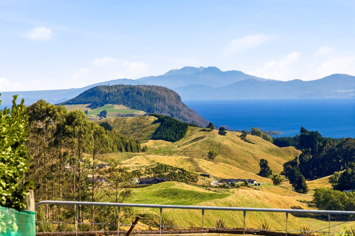 111 Ross Rise, Kinloch, Taupo - Carousel 1