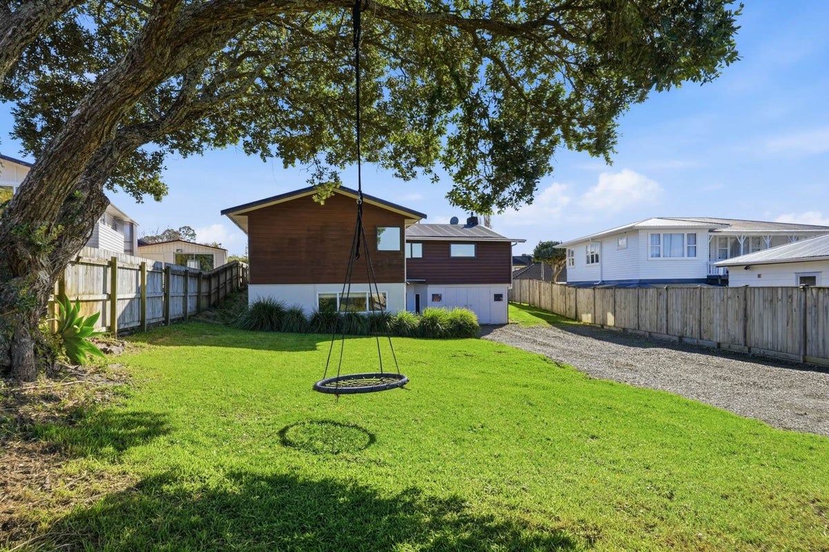 127 Ennis Avenue, Pakuranga Heights, Auckland - Carousel 1