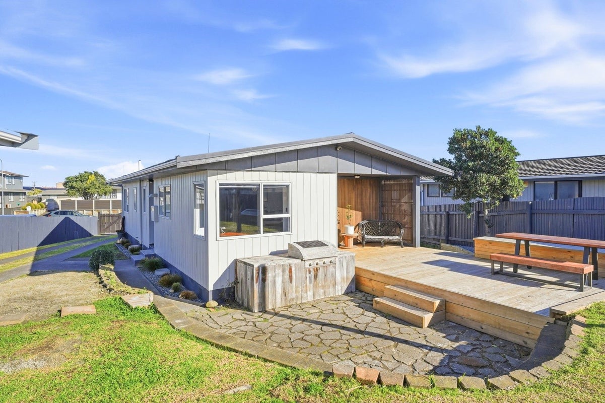 60 Hinau Street, Castlecliff, Whanganui - Carousel 1