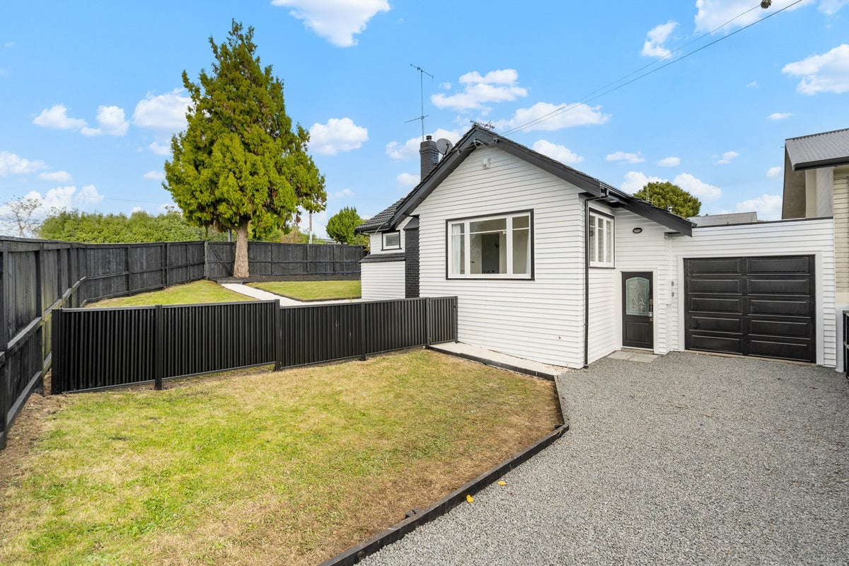 32 Forest Lake Road, Forest Lake, Hamilton - Carousel 1