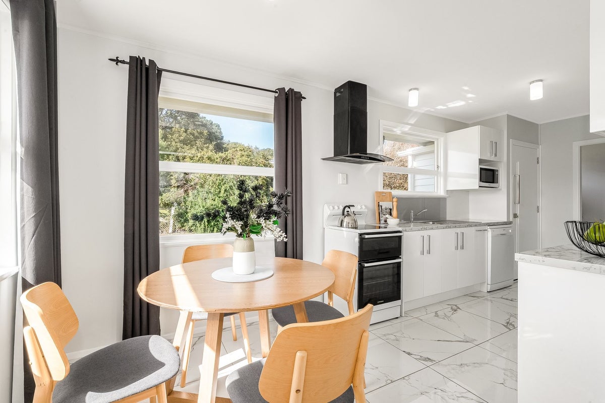 18 Beazley Avenue, Paparangi, Wellington - Carousel 2
