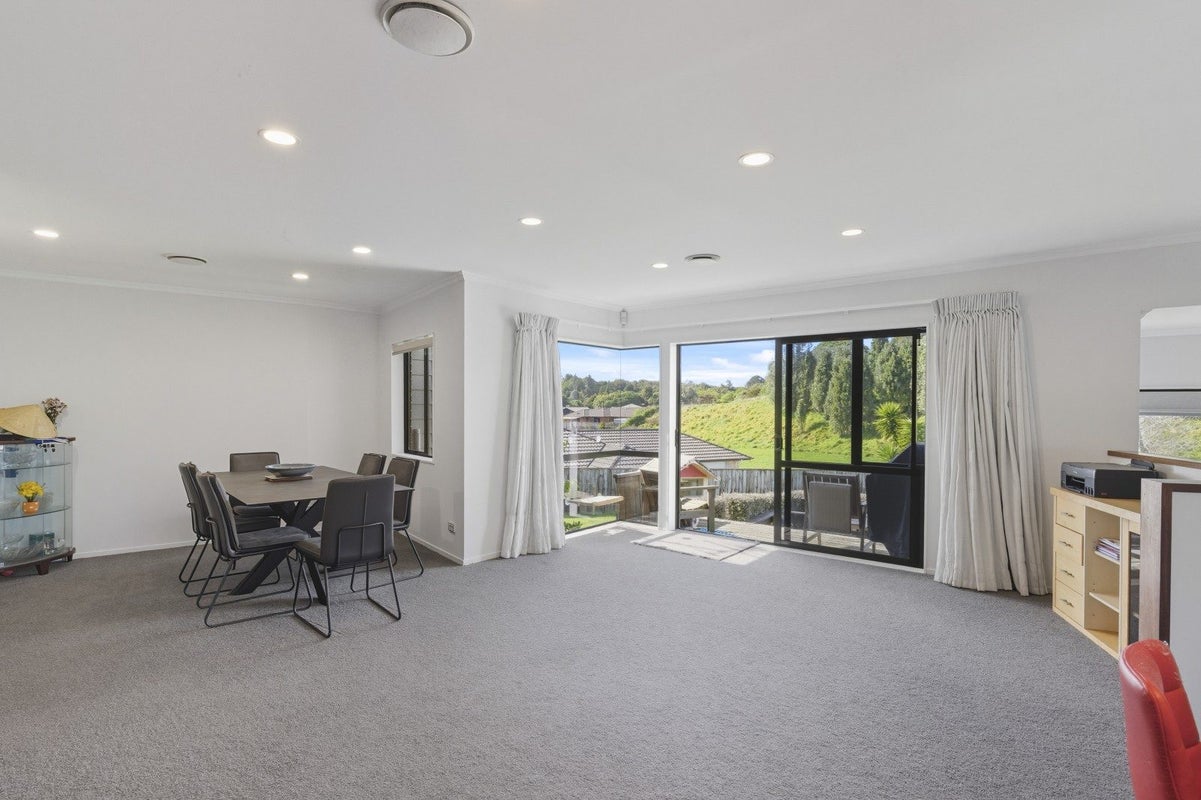 5 Rotokare Crescent, Whalers Gate, New Plymouth - Carousel 2