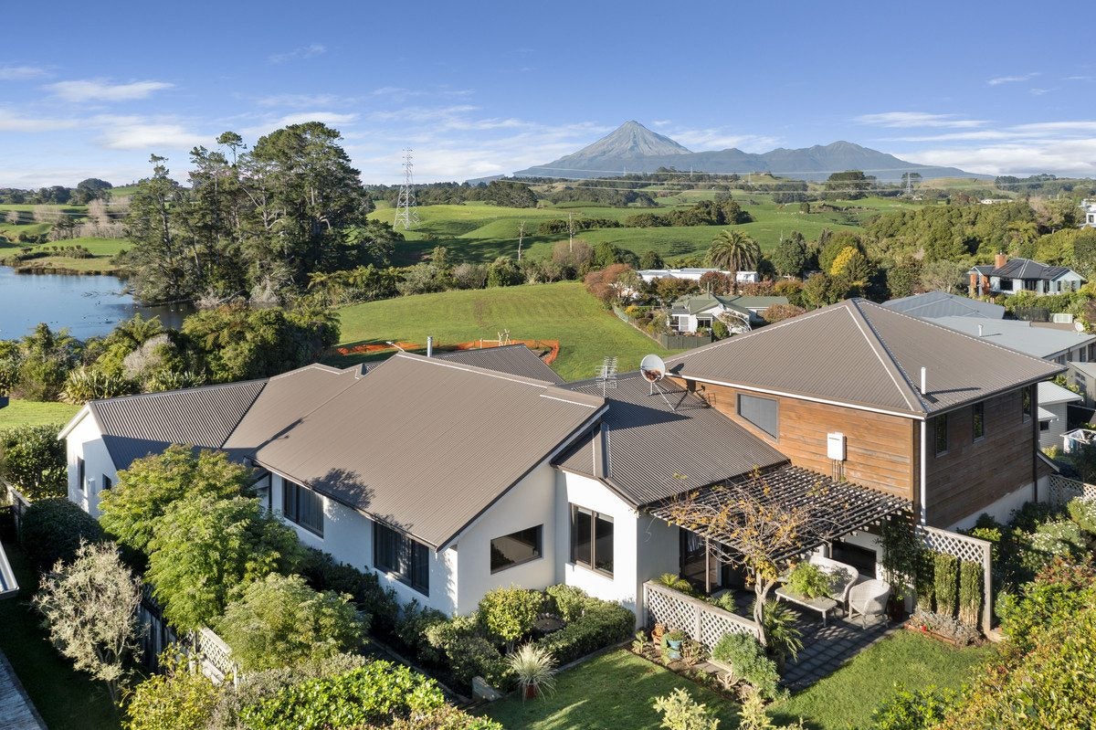 4 Kororako Grove, Whalers Gate, New Plymouth - Carousel 1