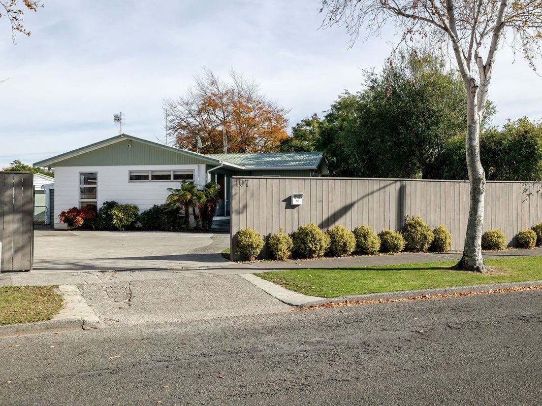 107 Ruamahanga Crescent, Terrace End, Palmerston North - Carousel 1