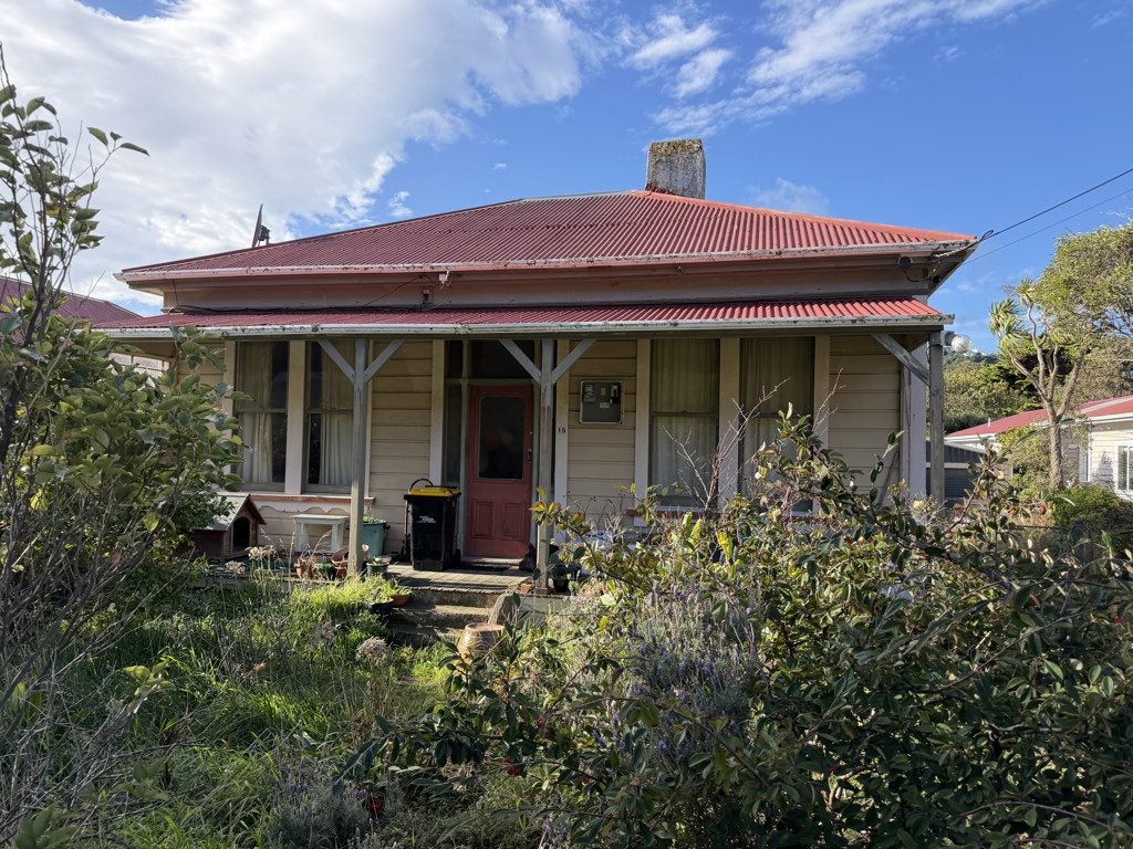 15 Severn Street, Island Bay, Wellington - Carousel 1