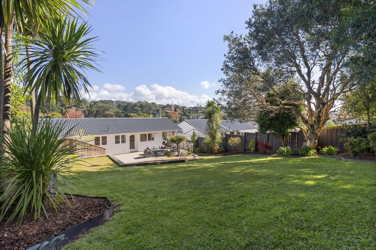 13 Castleford Street, Green Bay, Auckland - Carousel 42
