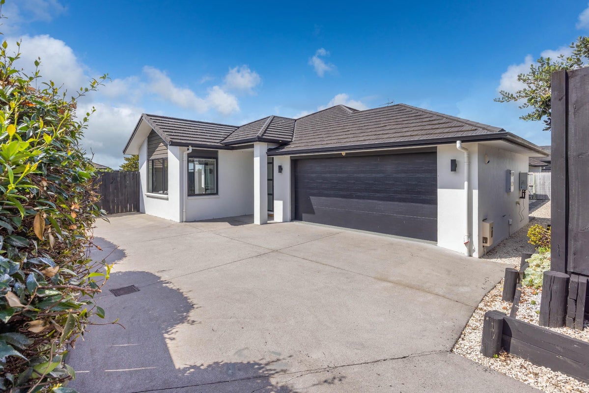 15 Bree Place, Flagstaff, Hamilton - Carousel 1