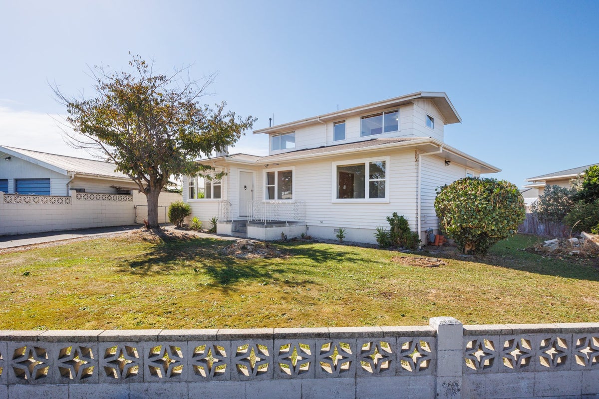 3 Ellesmere Crescent, Highbury, Palmerston North - Carousel 1