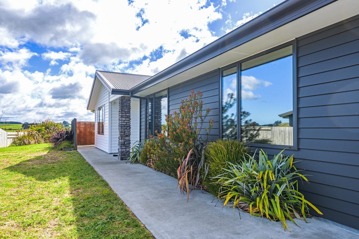 6 George Street, Bulls - Carousel 1