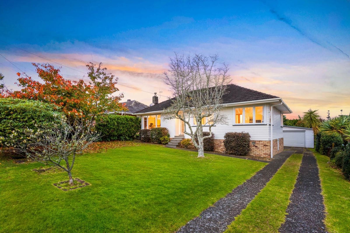 41 Waipani Road, Te Atatu Peninsula, Auckland - Carousel 1