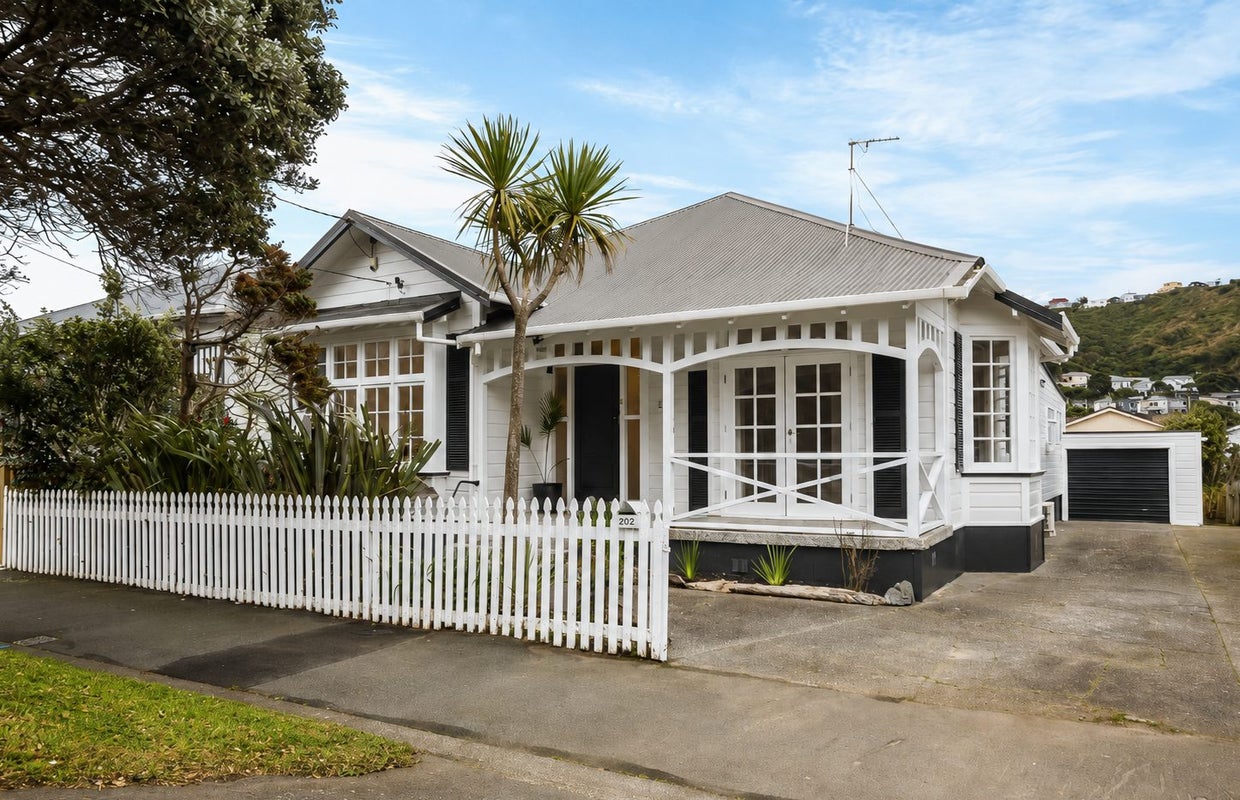202 Clyde Street, Island Bay, Wellington - Carousel 1