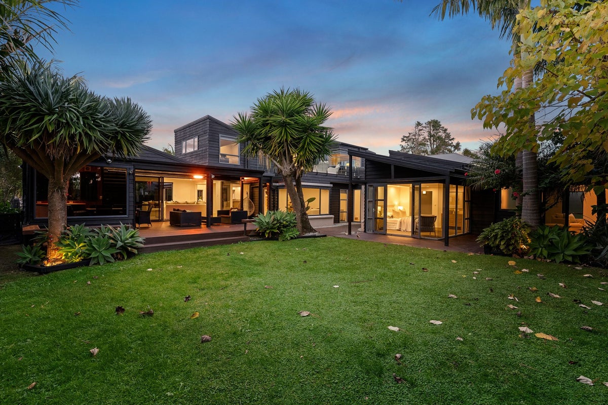 6 Birchwood Grove, Greenhithe, Auckland - Carousel 1