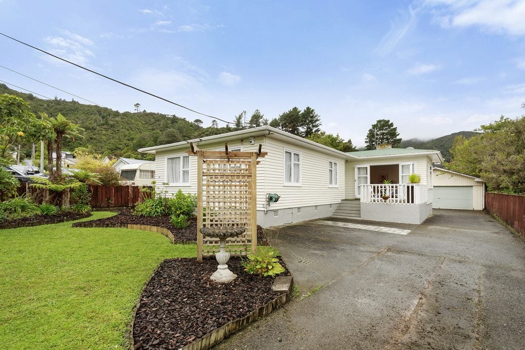 14 Lowry Crescent, Stokes Valley, Lower Hutt - Carousel 1