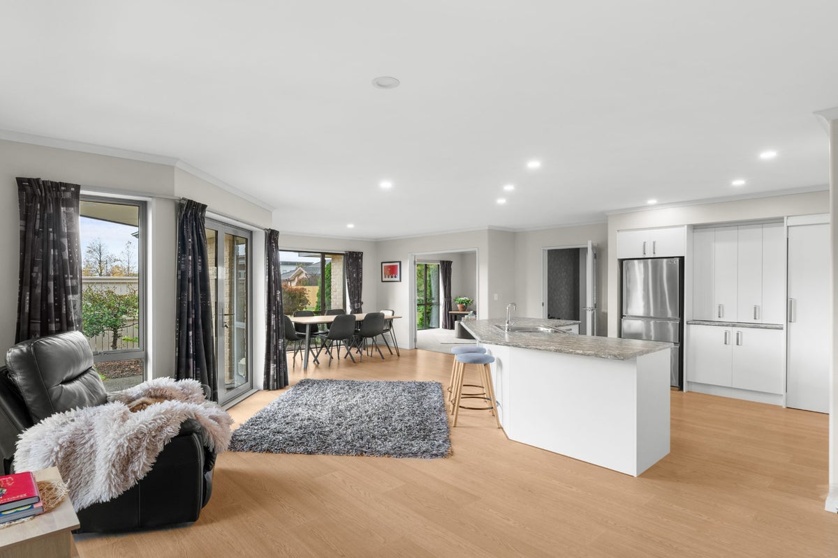 31 Eaglesome Avenue, Aidanfield, Christchurch - Carousel 2
