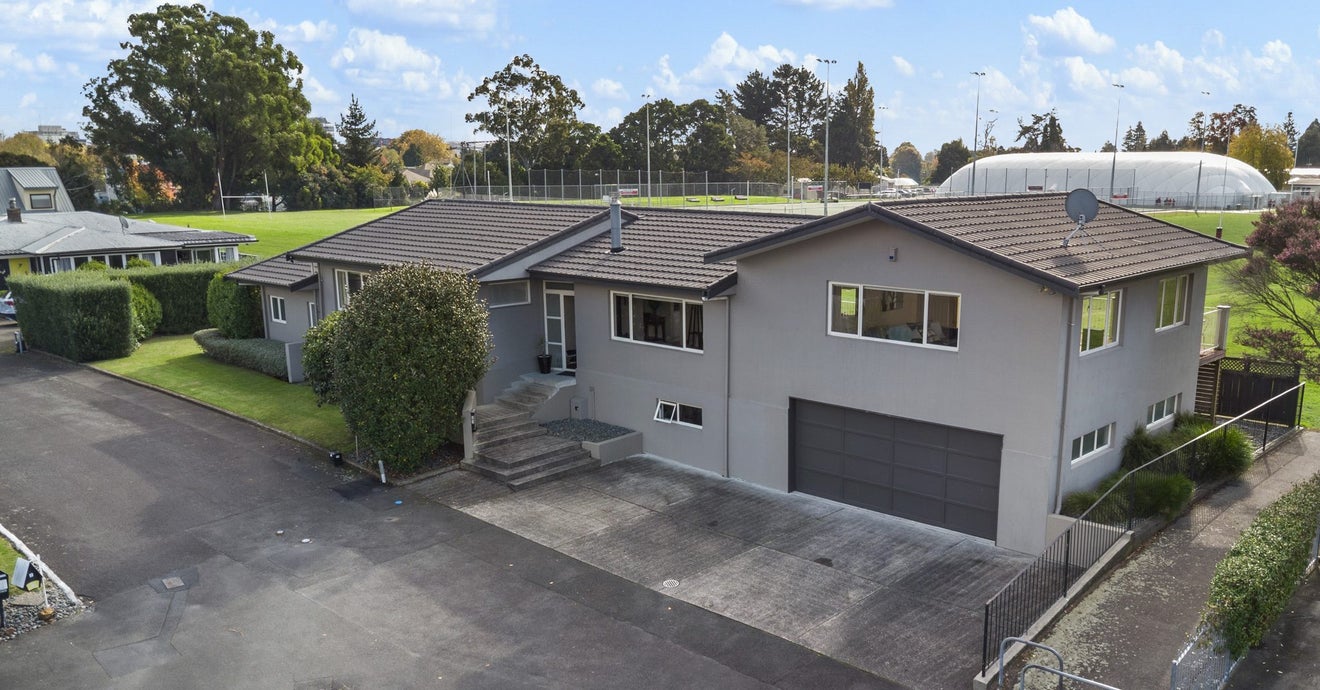 25 Kelvin Place, Hamilton East, Hamilton - Carousel 1