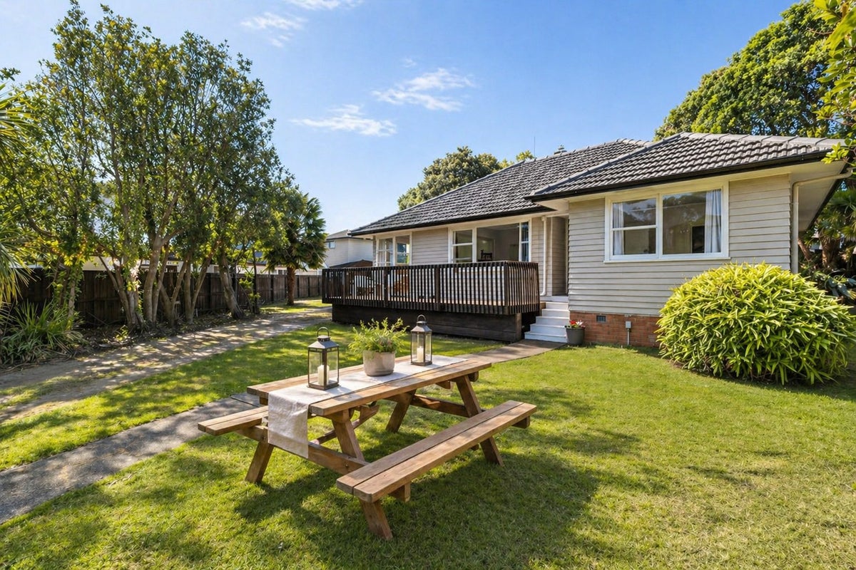 24 Mackenzie Street, Te Atatu South, Auckland - Carousel 1