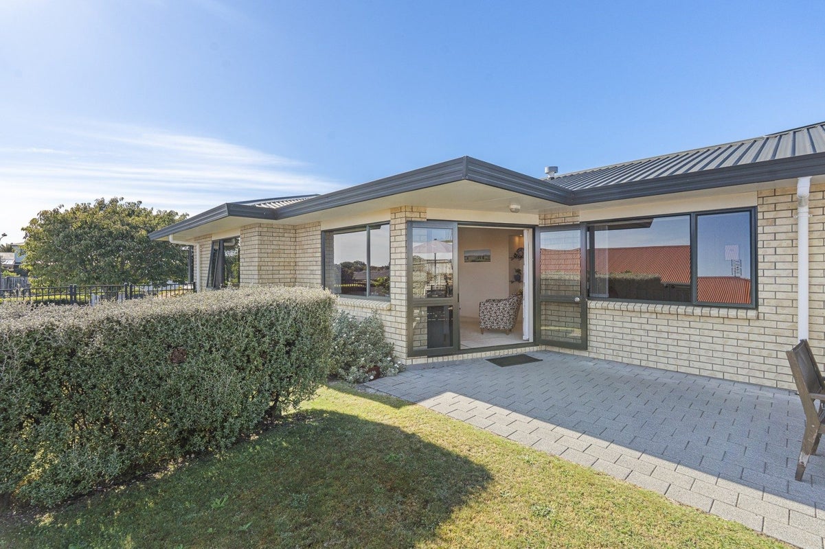 6 Ash Place, Whalers Gate, New Plymouth - Carousel 1
