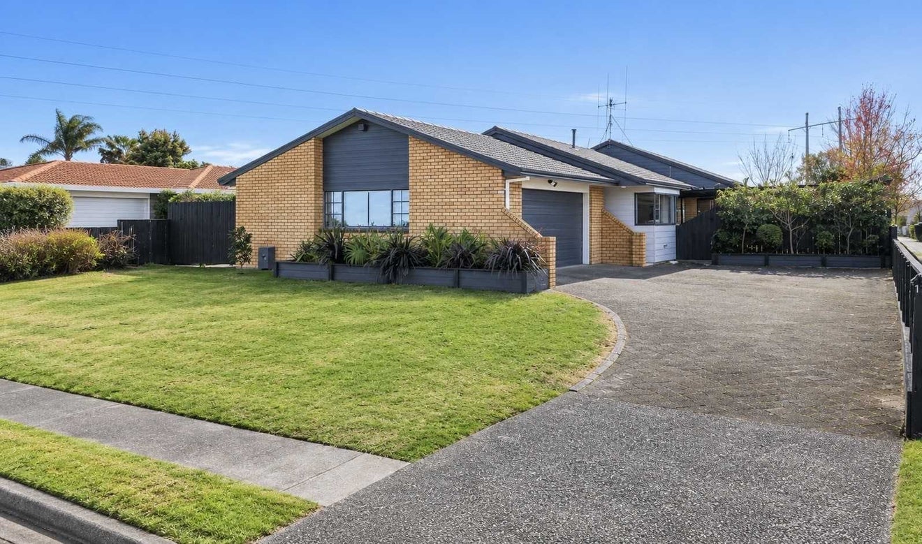 17 Bayfair Drive, Mount Maunganui, Mount Maunganui - Carousel 1