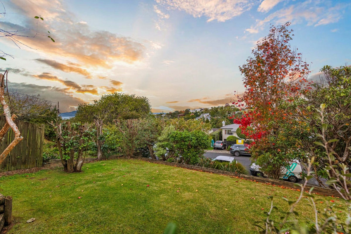 33 Peter Terrace, Castor Bay, Auckland - Carousel 50