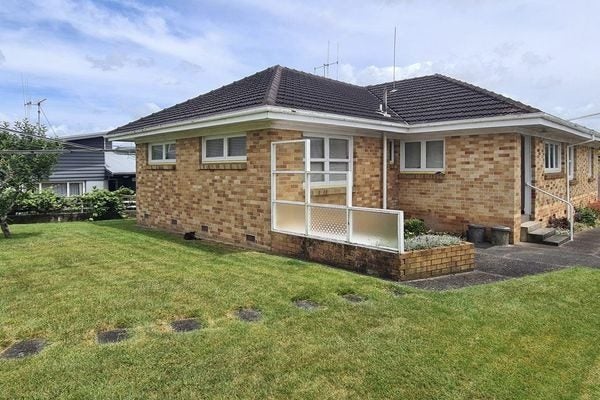11 Charles Crescent, Beerescourt, Hamilton - Carousel 1