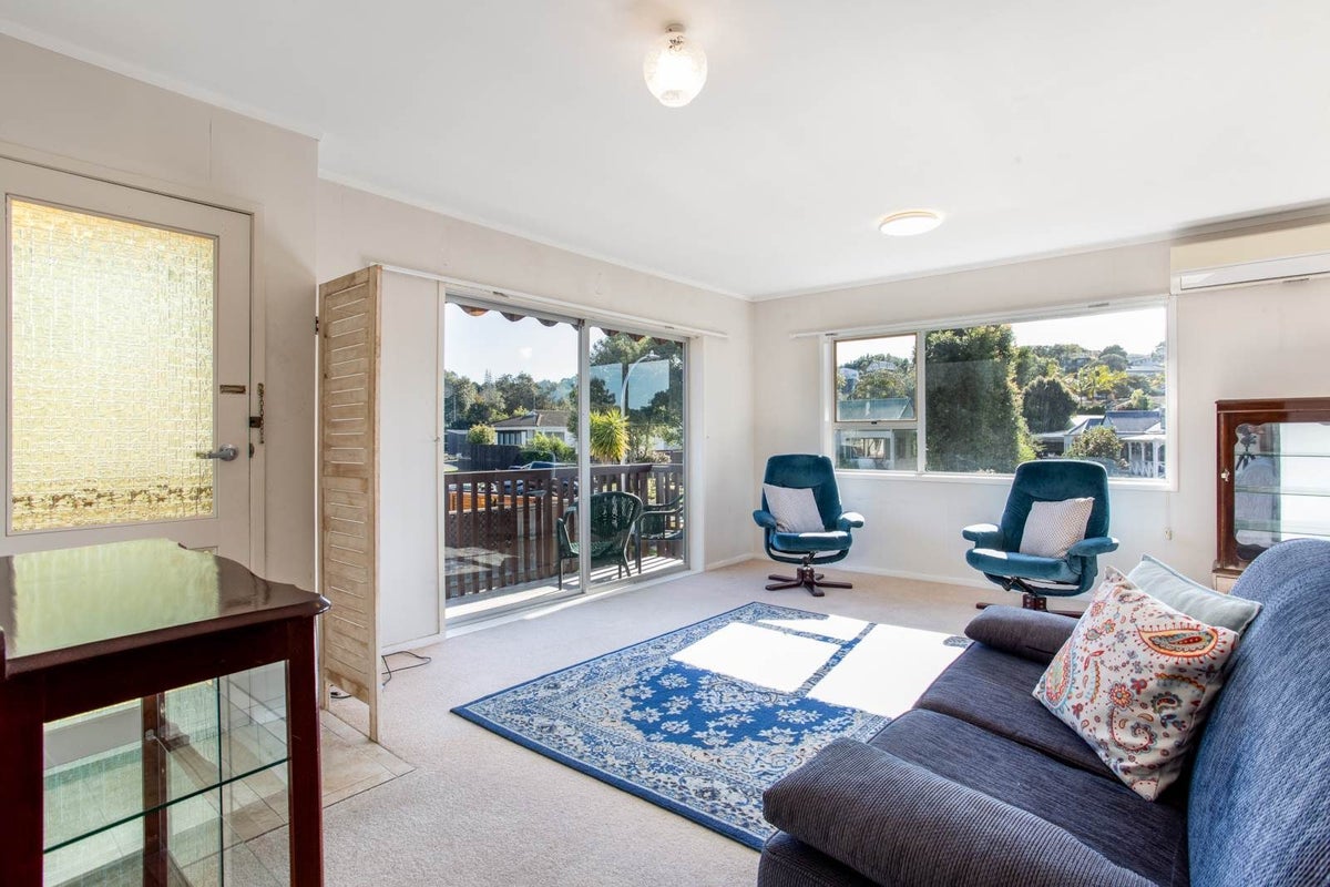 1/4 Celina Place, Browns Bay, Auckland - Carousel 2