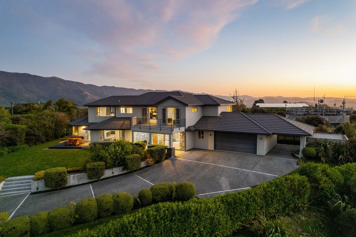61 Mount Marua Way, Timberlea, Upper Hutt - Carousel 2