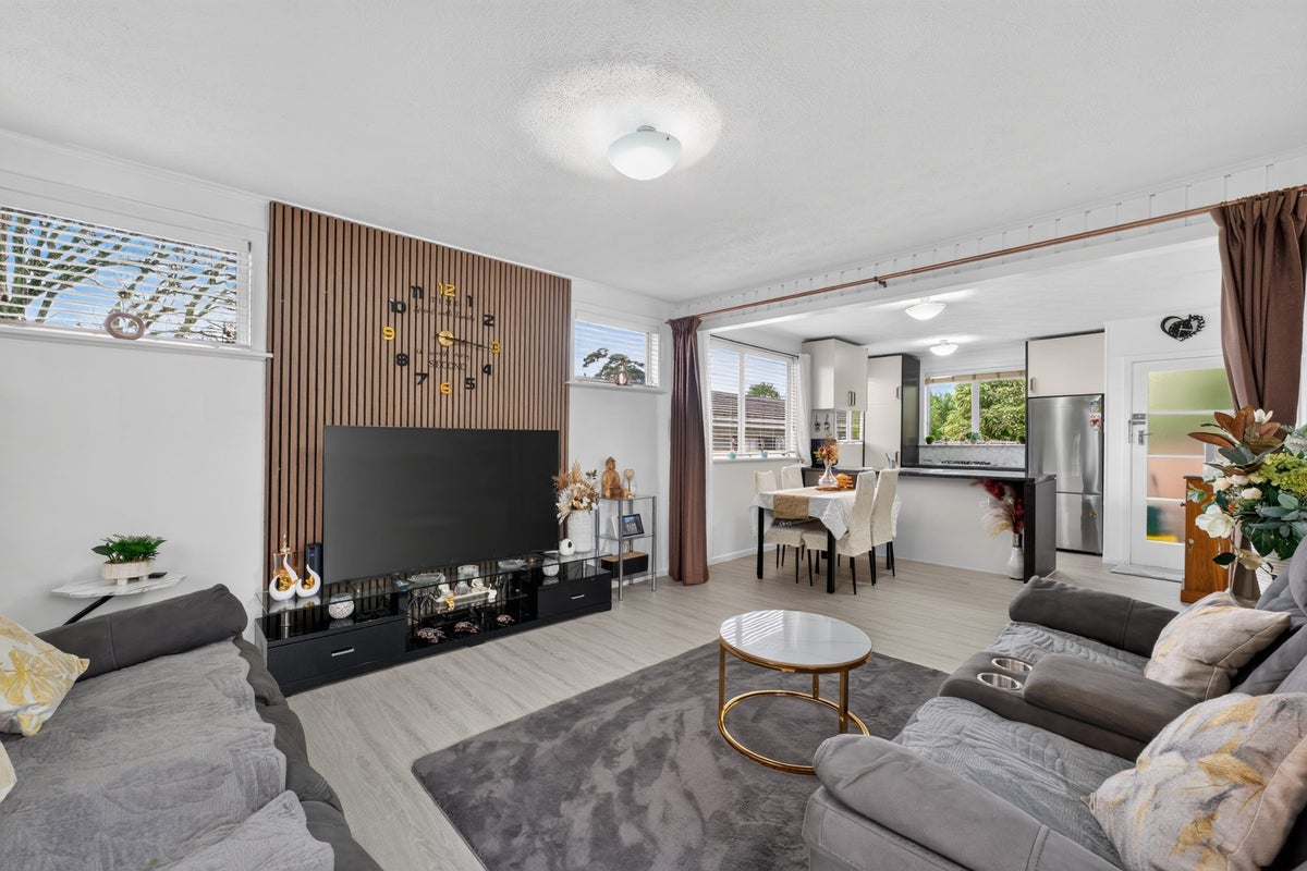 209B Edmonton Road, Te Atatu South, Auckland - Carousel 2