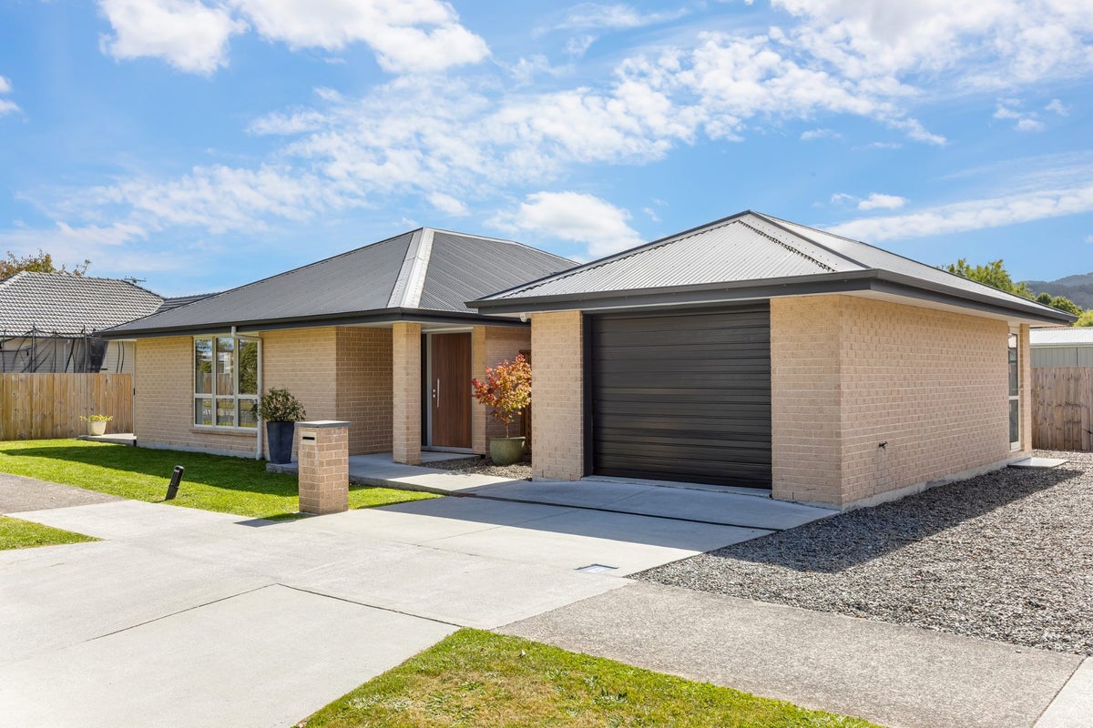 20 Redwood Street, Elderslea, Upper Hutt - Carousel 1