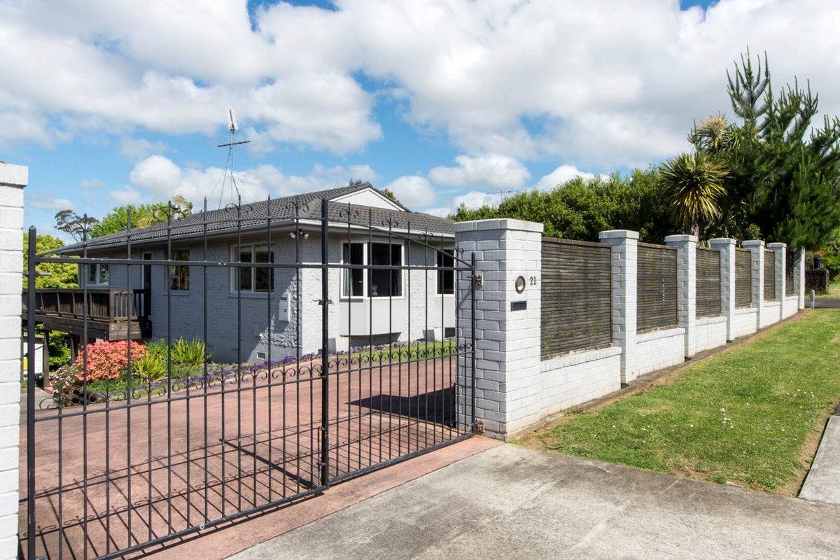 21 Anna Watson Road, Half Moon Bay, Auckland - Carousel 1