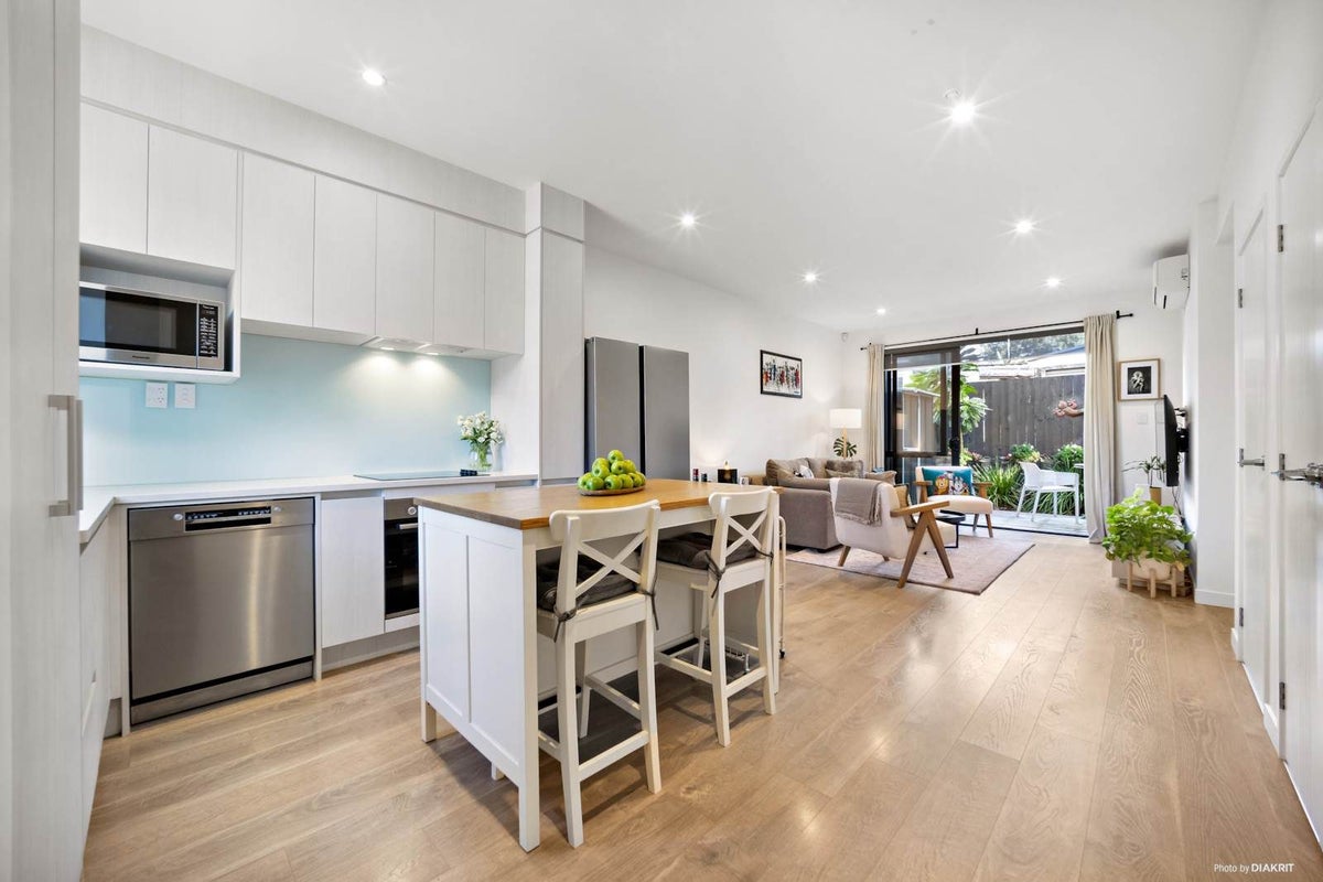 5B Beach Road, Te Atatu Peninsula, Auckland - Carousel 2