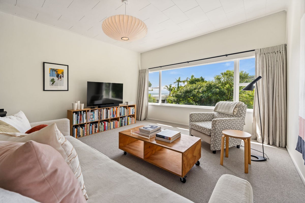 70 Seaview Road, New Lynn - Carousel 1