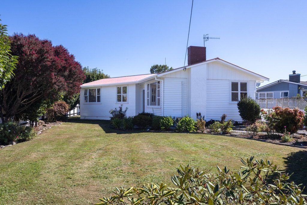 2 Laurel Place, Awapuni, Palmerston North - Carousel 1